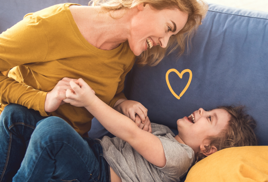 Mãe e filho em momento de carinho